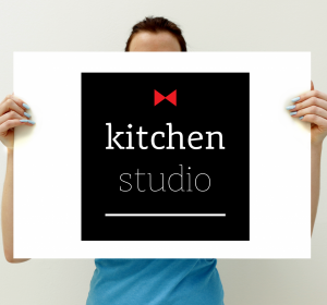 <span>Huisstijl / logo: Kitchen Studio</span><i>→</i>
